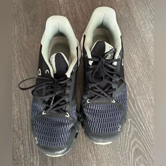 On Running on flyers sneakers - Picture 1 of 8